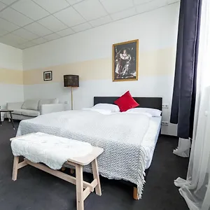 Full House - Shared Bath & Kitchen Aparthotel